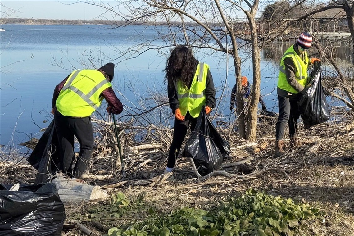 volunteers cleaning up shore of Eugene McCray Park at Lake Arlington