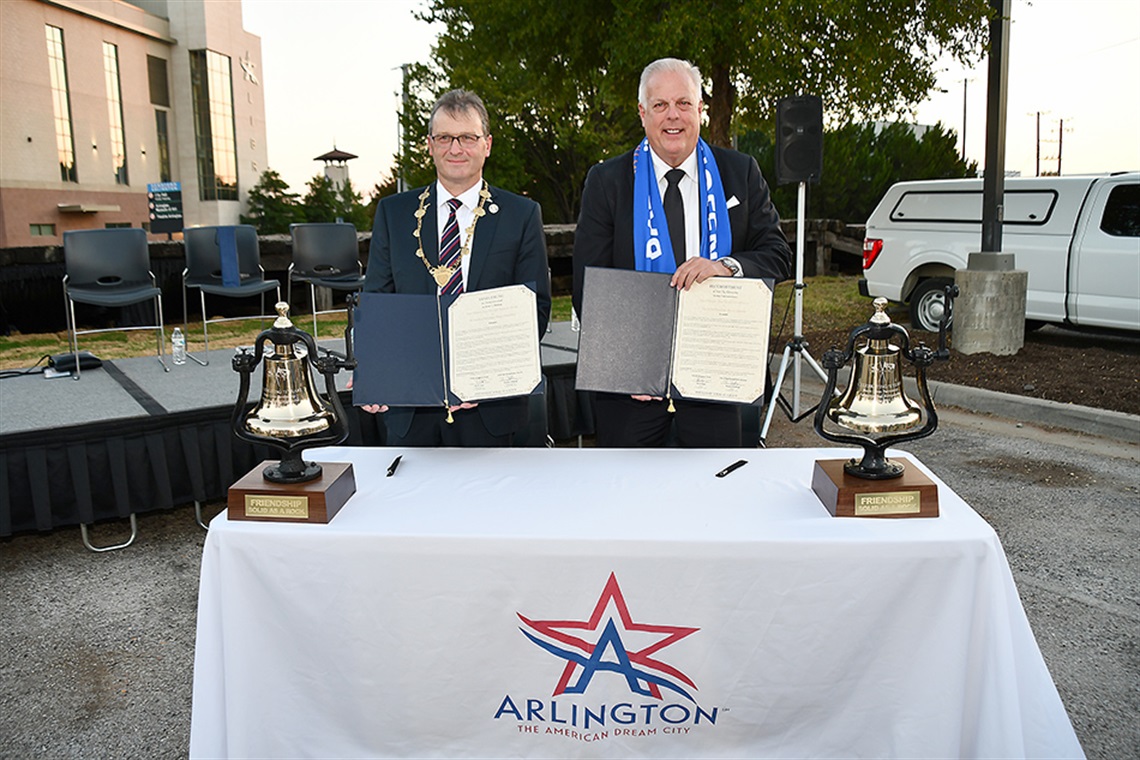 Mayors Jim Ross and Thomas Helbling formalized the Sister Cities relationship between the City of Arlington and Bad Königshofen, Germany. Mayors Jim Ross and Thomas Helbling formalized the Sister Cities relationship between the City of Arlington and Bad Königshofen, Germany.