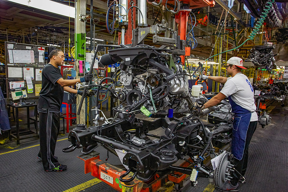 photo of GM Workers working on assembly line